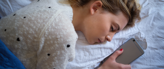 femme endormie avec son smartphone