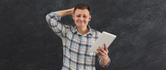 homme avec iPad bloqué
