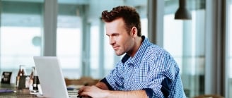 Jeune homme avec son ordinateur portable