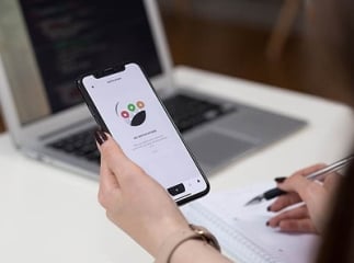 femme avec smartphone