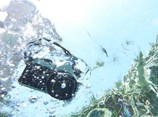 Appareil photo tomb&eacute; dans l&rsquo;eau