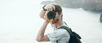 homme qui prend une photo