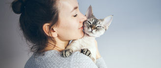 femme porte un chat