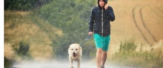 maître en balade avec son chien
