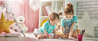 enfants jouant dans leur chambre