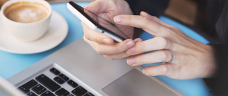 Jeune femme se met en 4G avec son téléphone à un café