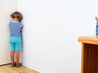 enfant au coin
