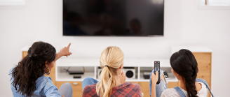 femmes devant la télévision
