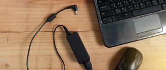 ordinateur portable souris et chargeur posés sur une table