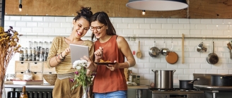 femme utilisent tablette cuisine