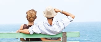 couple sur un banc à la plage