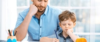 enfant qui fait ses devoirs avec son père