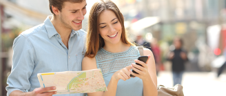 Couple recherche itinéraire