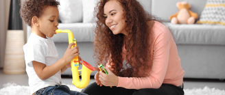 enfant joue du saxophone