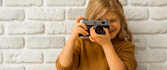 petite fille prenant une photo