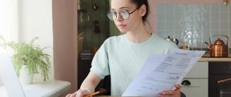 femme fait des recherches sur internet