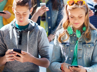 lycéens sur leur téléphone