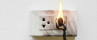 prise électrique en feu