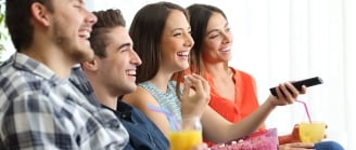 couples regardant la télé