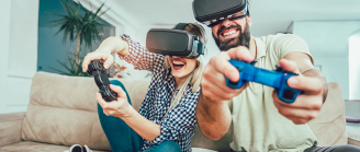 couple joue à la console de jeux