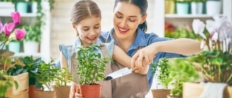 mère et fille jardinage