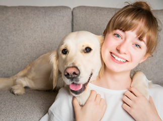 chien et jeune adolescente