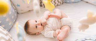 bébé qui joue