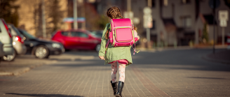 enfant en route pour l'école