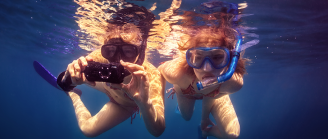 couple qui prend une photo dans l'eau