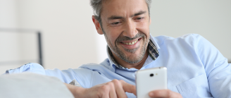 Homme avec son smartphone