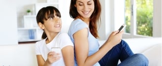 Mère et fille sur smartphone