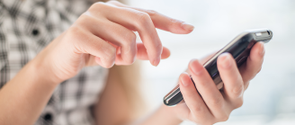 femme utilise smartphone