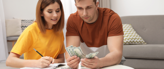 couple compte ses économies