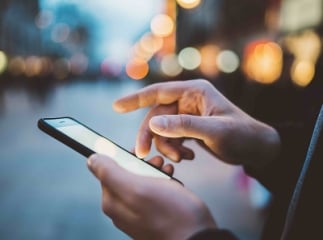 Une femme ne comprend pas pourquoi son écran de téléphone scintille