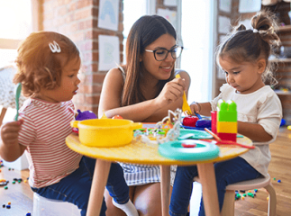 Enfants jouent à la crèche
