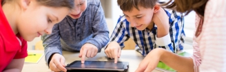 enfants travaillant sur une tablette numérique