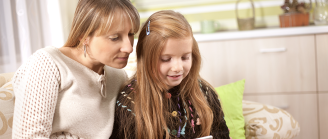mère et fille regardent smartphone