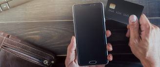 smartphone et carte bancaire