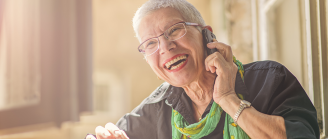 personne âgée au téléphone