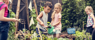Enfants jardinent