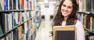fille à la bibliothèque