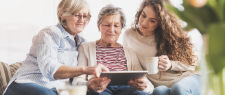 femmes séniors utilisent tablette
