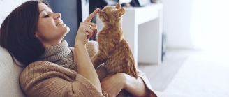 femme avec un chat