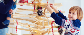 enfant qui décore un sapin