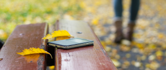 smartphone posé sur un banc