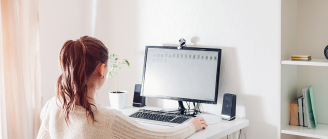 femme devant sa webcam