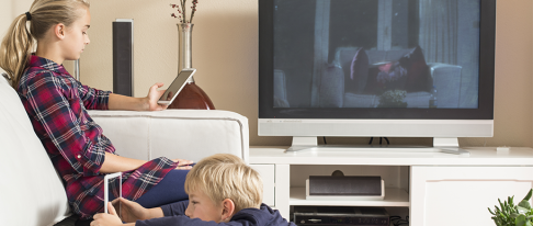 Enfants avec smartphone et tablette