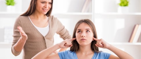 parent qui gère la crise de son adolescent