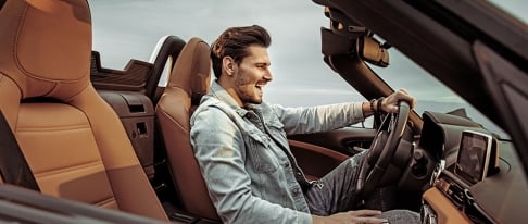homme au volant d'un cabriolet