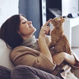 femme avec un chat